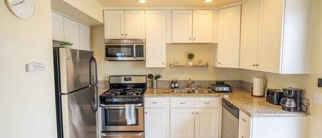 ثلاجة، ميكروويف، فرن، موقد طهي مسطح