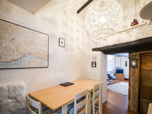 Cookware/dishes/utensils - Apt 1 44/45 Coombe Street (Lyme Regis)