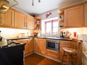 Cookware/dishes/utensils - Apt 1 44/45 Coombe Street (Lyme Regis)