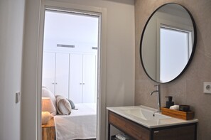 Douche, sèche-cheveux, serviettes fournies, savon