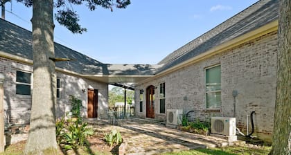 Gorgeous newer 3/2 home w/ Louisiana style & charm
