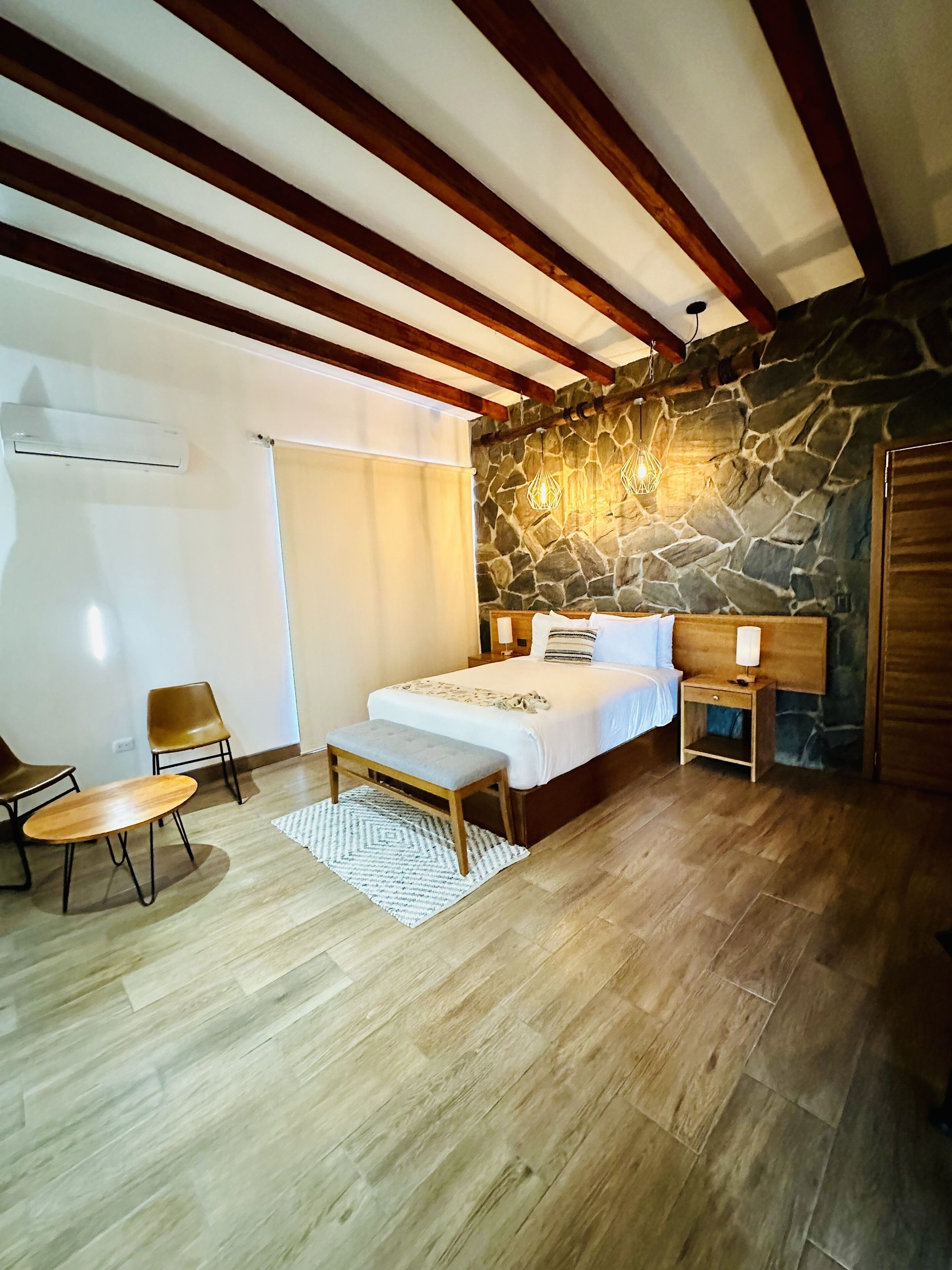 Ropa de cama hipoalergénica, cubrecamas, minibar y cortinas blackout 