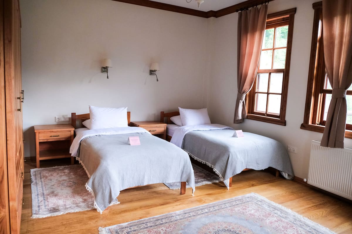 Habitación Deluxe, baño privado, vista a la montaña | 2 habitaciones, ropa de cama de alta calidad y edredón