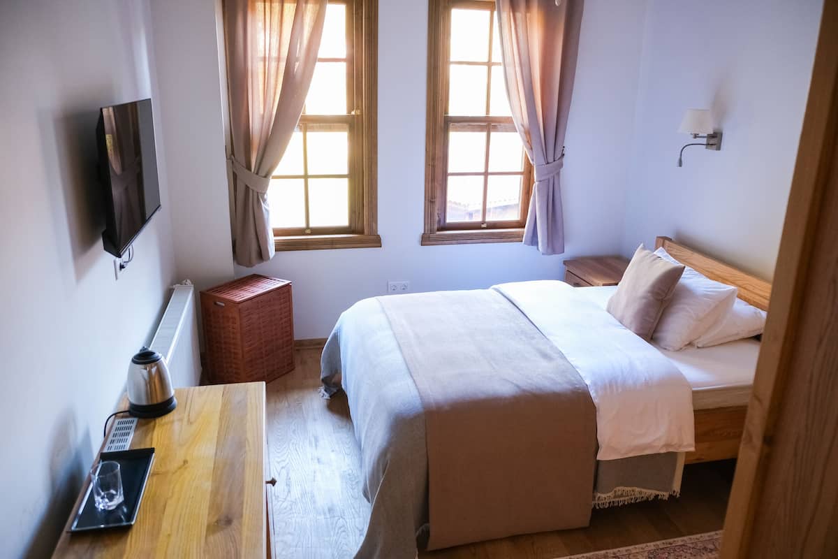 Habitación estándar, 1 cama matrimonial, baño privado, vista a la montaña | 2 habitaciones, ropa de cama de alta calidad y edredón