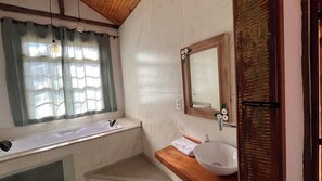 Deluxe chalet | Badkamer | Handdoeken, zeep