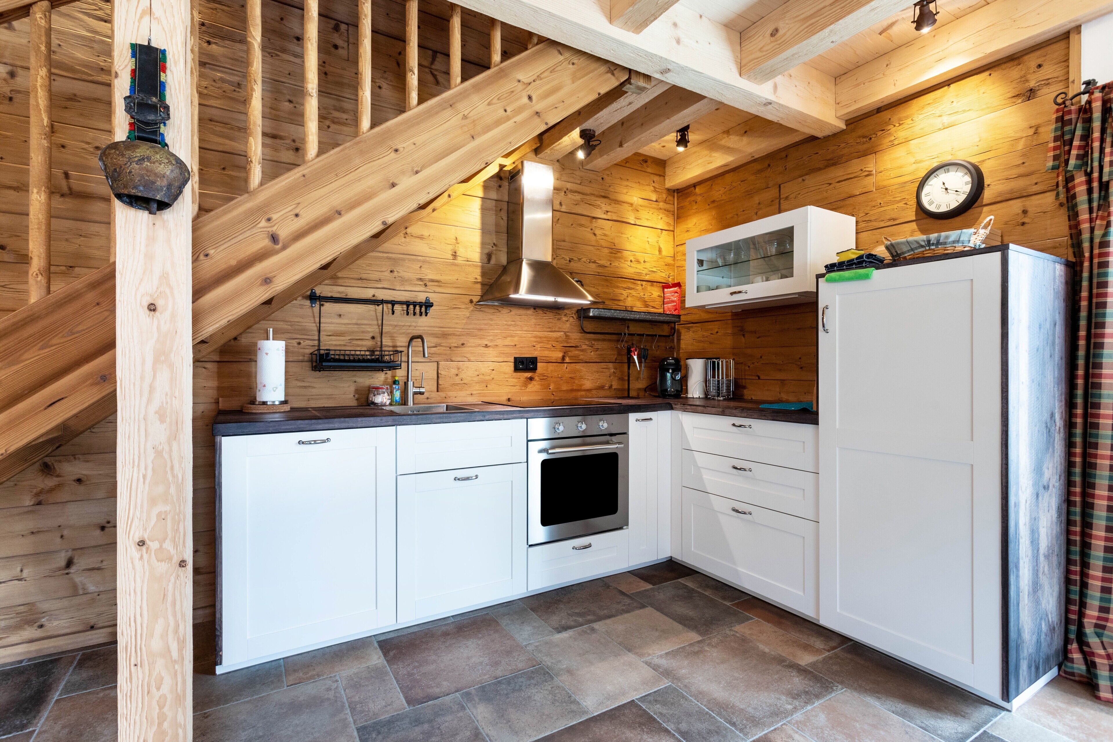 Réfrigérateur, plaque de cuisson, cafetière/bouilloire