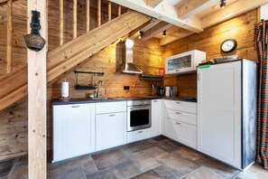 Køleskab, kogeplade, kaffe-/temaskine, køkkentøj/tallerkener/redskaber