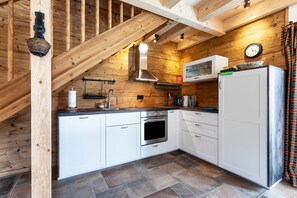 Kühlschrank, Herdplatte, Wasserkocher mit Kaffee-/Teezubehör