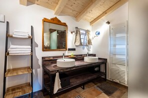 Dusche, Haartrockner, Handtücher