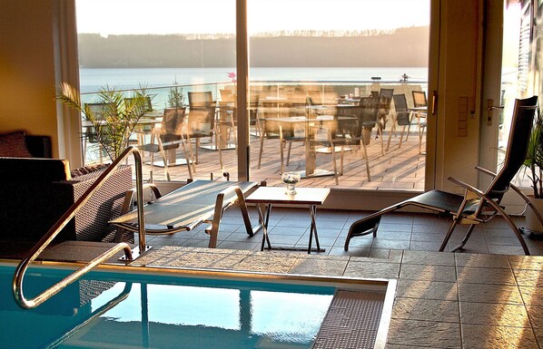 Kolam renang indoor, dengan kursi berjemur