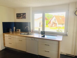 Kjøleskap, mikrobølgeovn, ovn og kokeplater