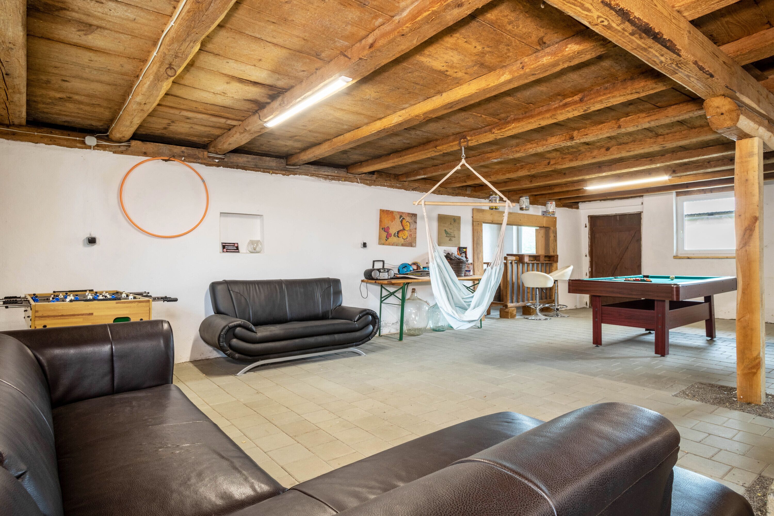 Televisie, een tafeltennistafel en een stereo