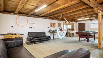 Televisio, pöytätennispöytä, stereot