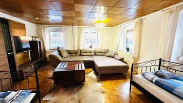 TV, table tennis, stereo