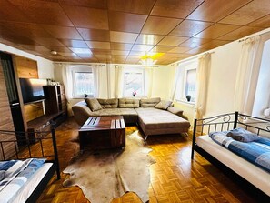 Een televisie, een tafeltennistafel en een stereo