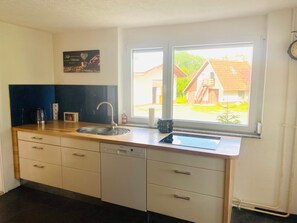 Een koelkast, een magnetron, een oven, een kookplaat