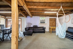 Een televisie, een tafeltennistafel en een stereo