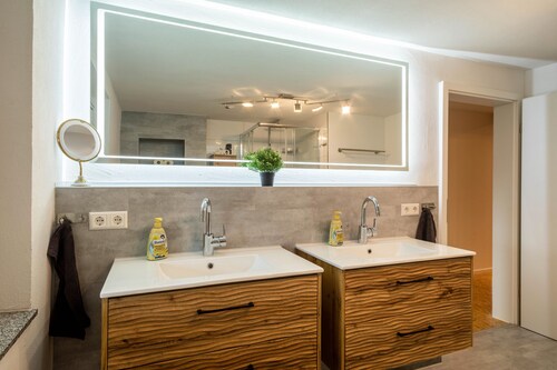 Ferienwohnung Ellenweiler für bis zu 15 Personen mit WLAN, Terrasse und Garten