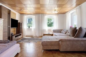 TV, ping pong - Apartment EG Bauernhof with Shared Garden, Terraces & Wi-Fi (Friedrichshafen)