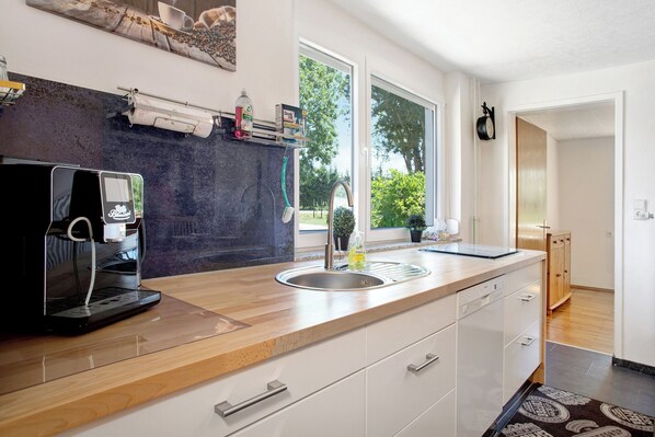 Fridge, microwave, oven, stovetop - Apartment EG Bauernhof with Shared Garden, Terraces & Wi-Fi (Friedrichshafen)