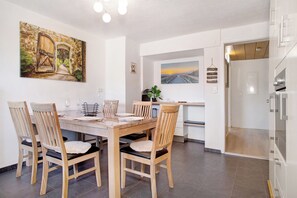 Dining - Apartment EG Bauernhof with Shared Garden, Terraces & Wi-Fi (Friedrichshafen)