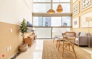 Televisión y oficina 