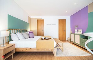 1 habitación, escritorio, tabla de planchar con plancha y cuna de viaje