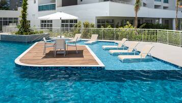 Piscina interna, piscina externa, guarda-sóis, espreguiçadeiras