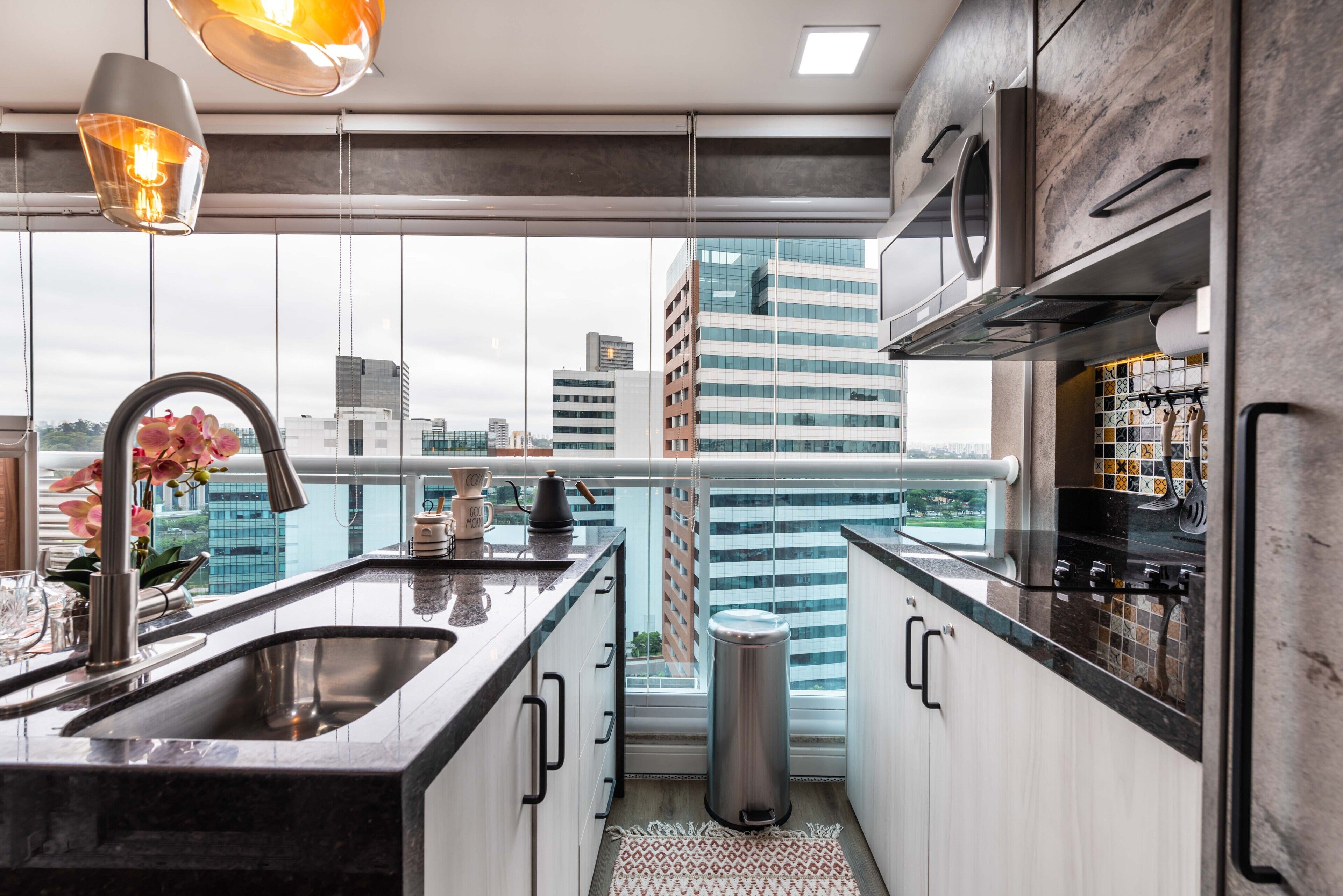 Apartamento urbano | Cozinha privada | Geladeira grande, micro-ondas, cooktop, cafeteira/chaleira