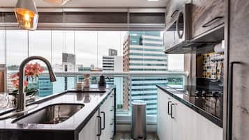 Apartamento urbano | Cozinha privada | Geladeira grande, micro-ondas, cooktop, cafeteira/chaleira