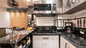 Duplex luxo | Cozinha privada | Geladeira grande, micro-ondas, cooktop, cafeteira/chaleira