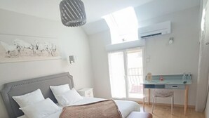 Une chambre à coucher avec un lit, un banc et un tapis moelleux.