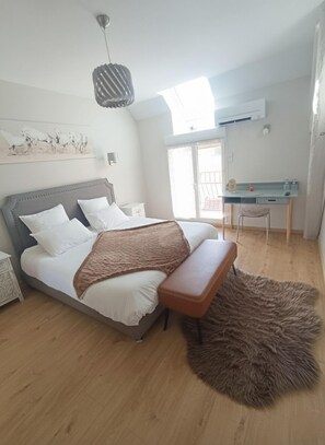 Double or Twin Room | Premium bedding, memory foam beds, soundproofing, free cribs/infant beds - Le Domaine des Hirondelles (Champcenest)