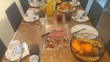 Free daily continental breakfast