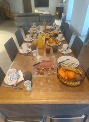 Sudah termasuk sarapan ala kontinental setiap hari