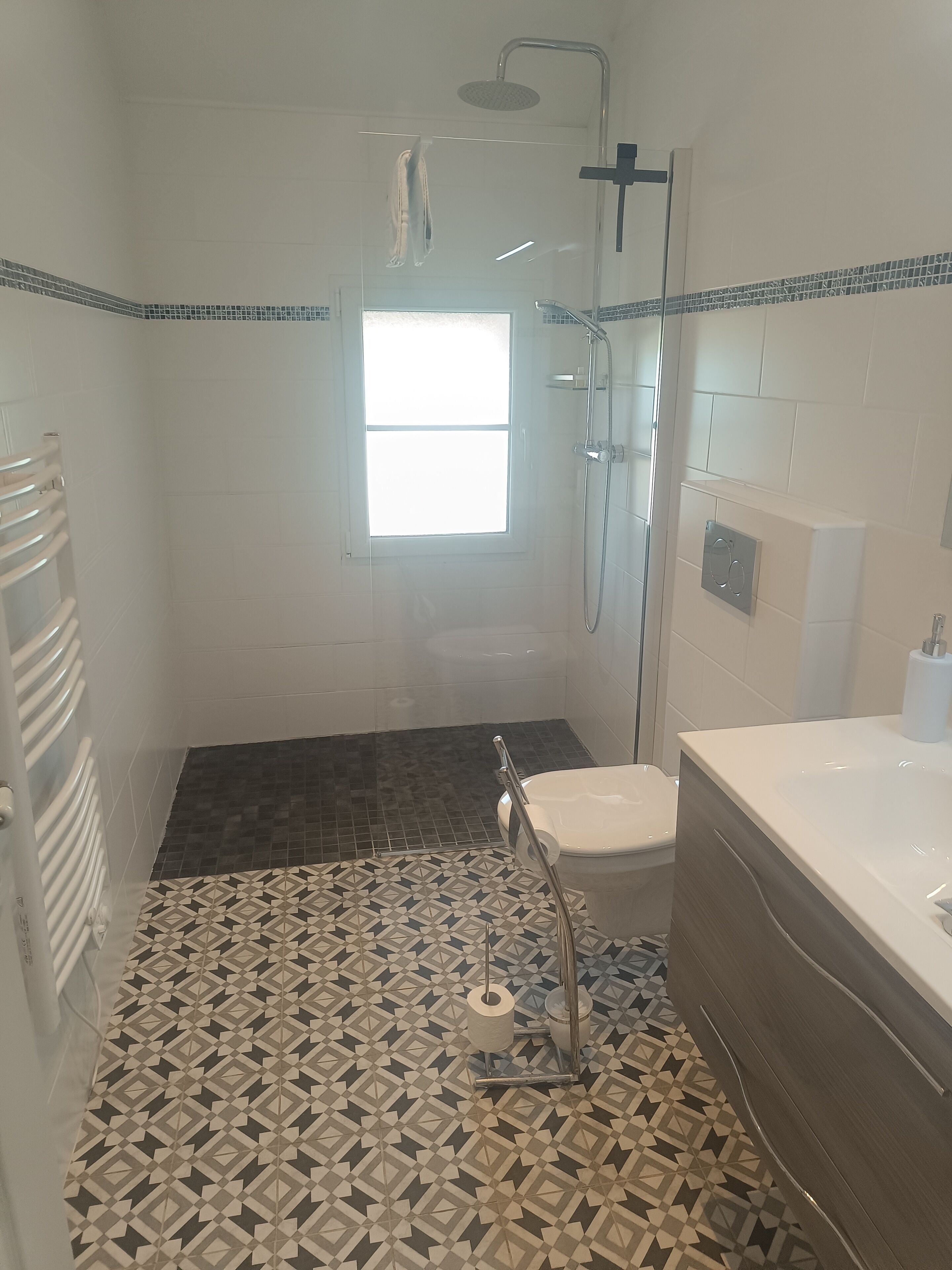 A bathroom with a shower, toilet, and bathtub.