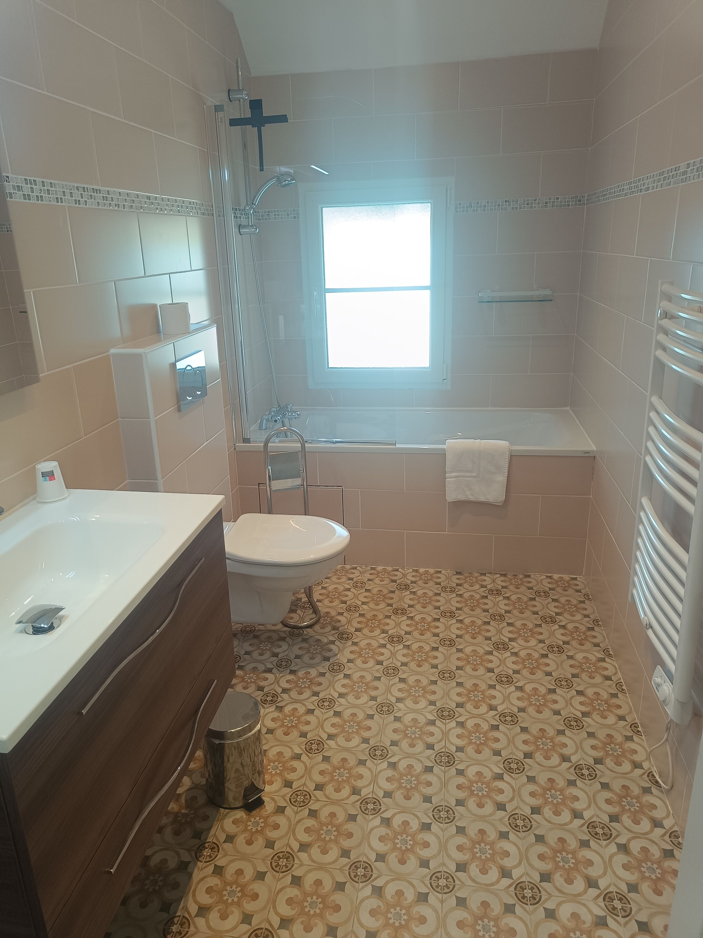 Une salle de bain avec une baignoire, des toilettes et un lavabo.