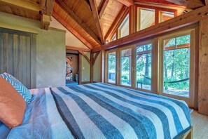 4 bedrooms, desk, iron/ironing board, free WiFi