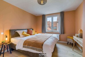 5 bedrooms, desk, iron/ironing board, travel cot