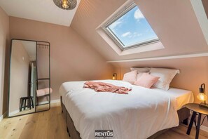5 habitaciones, escritorio y tabla de planchar con plancha 
