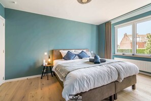 5 Schlafzimmer, Schreibtisch, Bügeleisen/Bügelbrett, Reisekinderbett