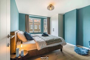 5 habitaciones, escritorio y tabla de planchar con plancha 