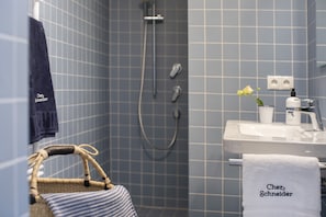 Douche, sèche-cheveux, serviettes fournies, savon