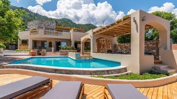 Piscina externa, guarda-sóis, espreguiçadeiras