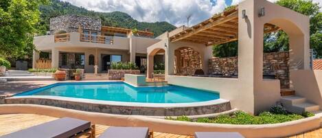 Utendørsbasseng, bassengparasoller og solsenger