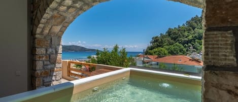 Una piscina al aire libre, sombrillas, sillones reclinables de piscina