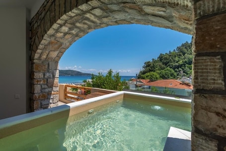 Outdoor pool, pool umbrellas, sun loungers. Meli Suites Thassos