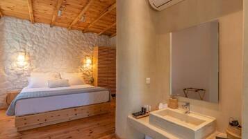 Junior Suite with Sea View | Cassaforte in camera, tende oscuranti, insonorizzazione