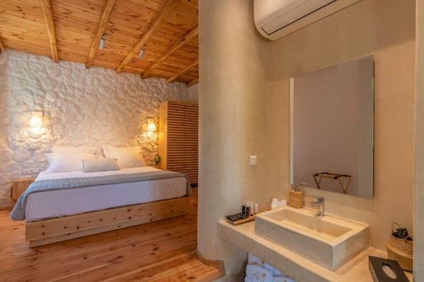 Junior Suite with Sea View | Safe på rommet, blendingsgardiner, lydisolert og strykejern/-brett