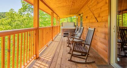 Cabin with River View located between Cherokee & Bryson City, 5 miles to casino!